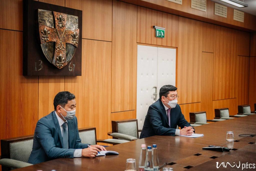 Visit of the Kazakh Ambassador at the University of Pécs (Photo: Szabolcs Csortos)