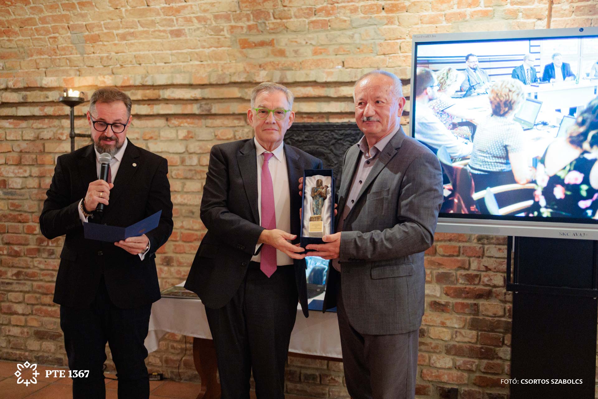 Prof. Schweigert receives his award from dr. Miseta