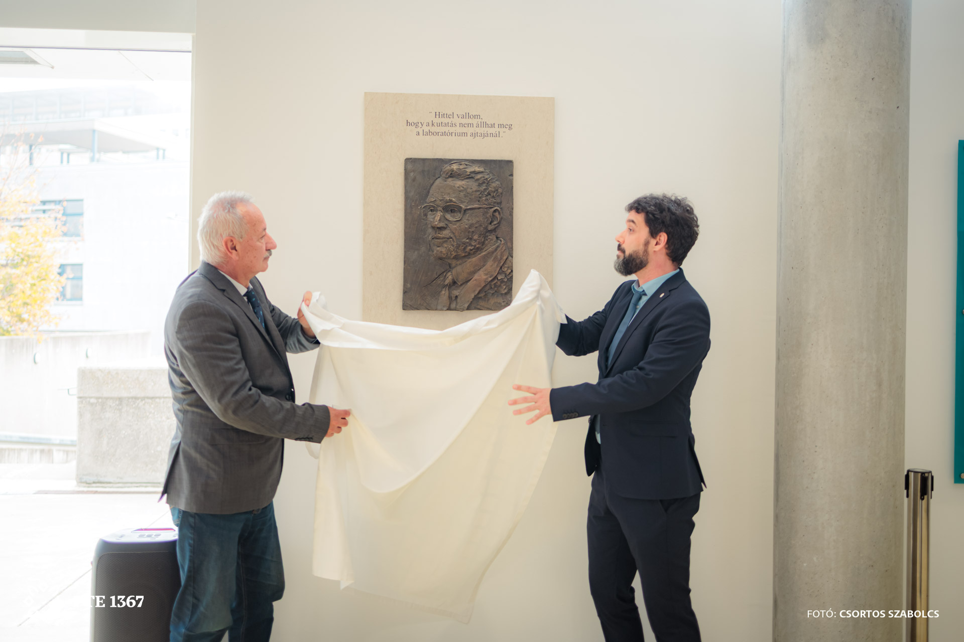Dr Miseta and Dr Kemenesi unveil the commemorative plaque